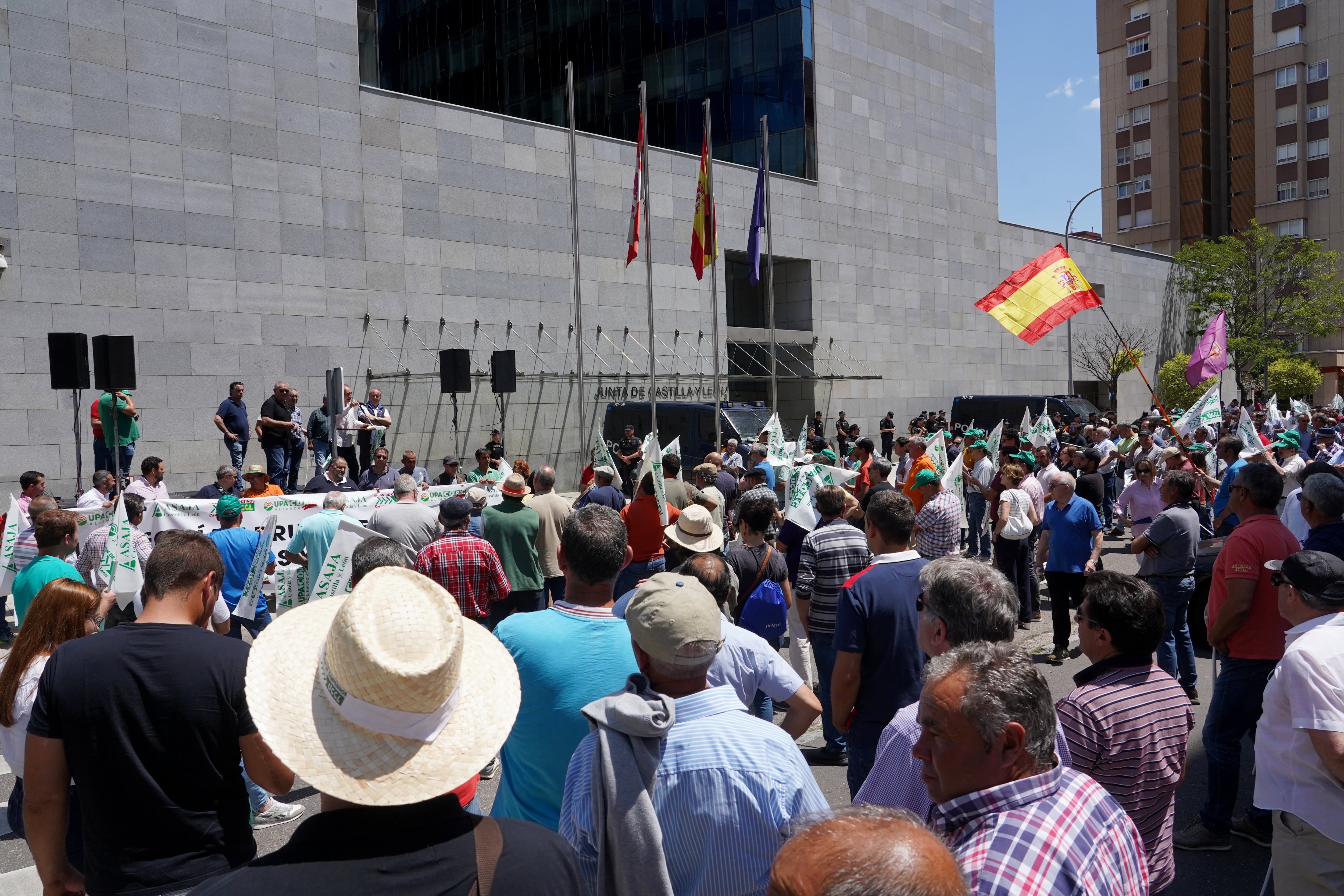 Asaja, UPA-COAG y UCCL convocan una manifestación para reclamar ayudas para el sector primario por la sequía.