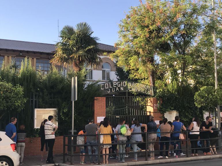 Padres y madres a las puertas de uno de los centros educativos de la ciudad acompañan a sus hijos en el primer día de clase
