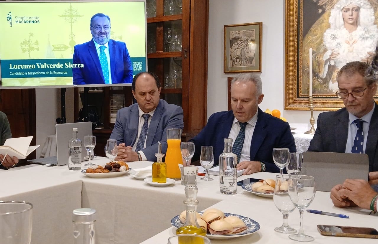 De izquierda a derecha, Alberto Pérez, candidato a teniente de hermano mayor; José Luis Notario, a hermano mayor; y César Gutiérrez, a diputado mayor de Gobierno