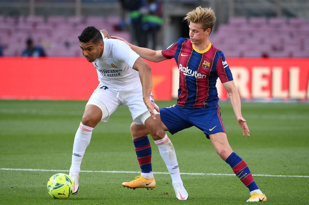 De Jong presiona a Casemiro en una acción del Clásico 