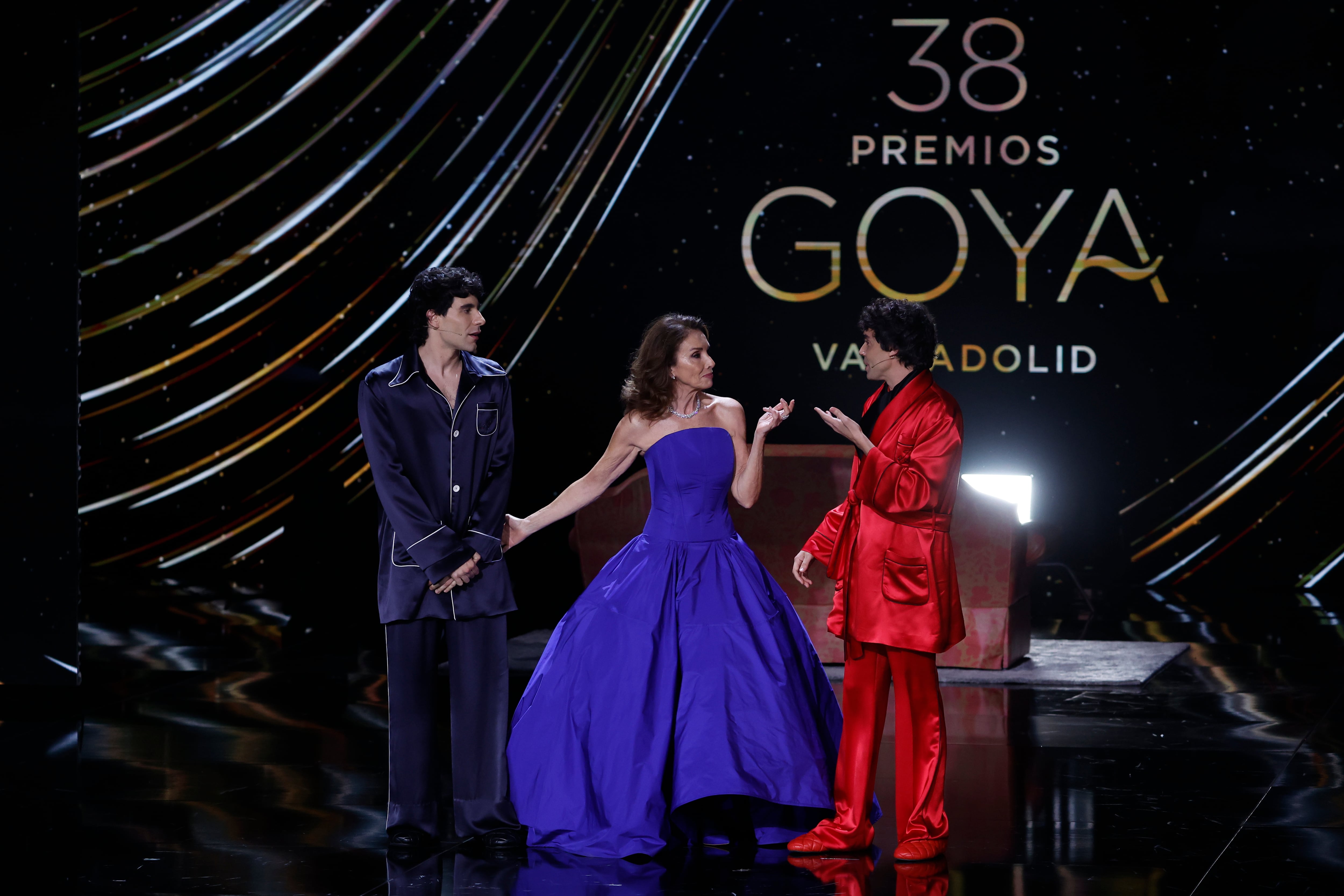 La actriz Ana Belén y los realizadores Javier Ambrossi (d) y Javier Calvo durante la ceremonia de entrega de la 38 edición de los Premios Goya que se celebra este sábado en Valladolid.