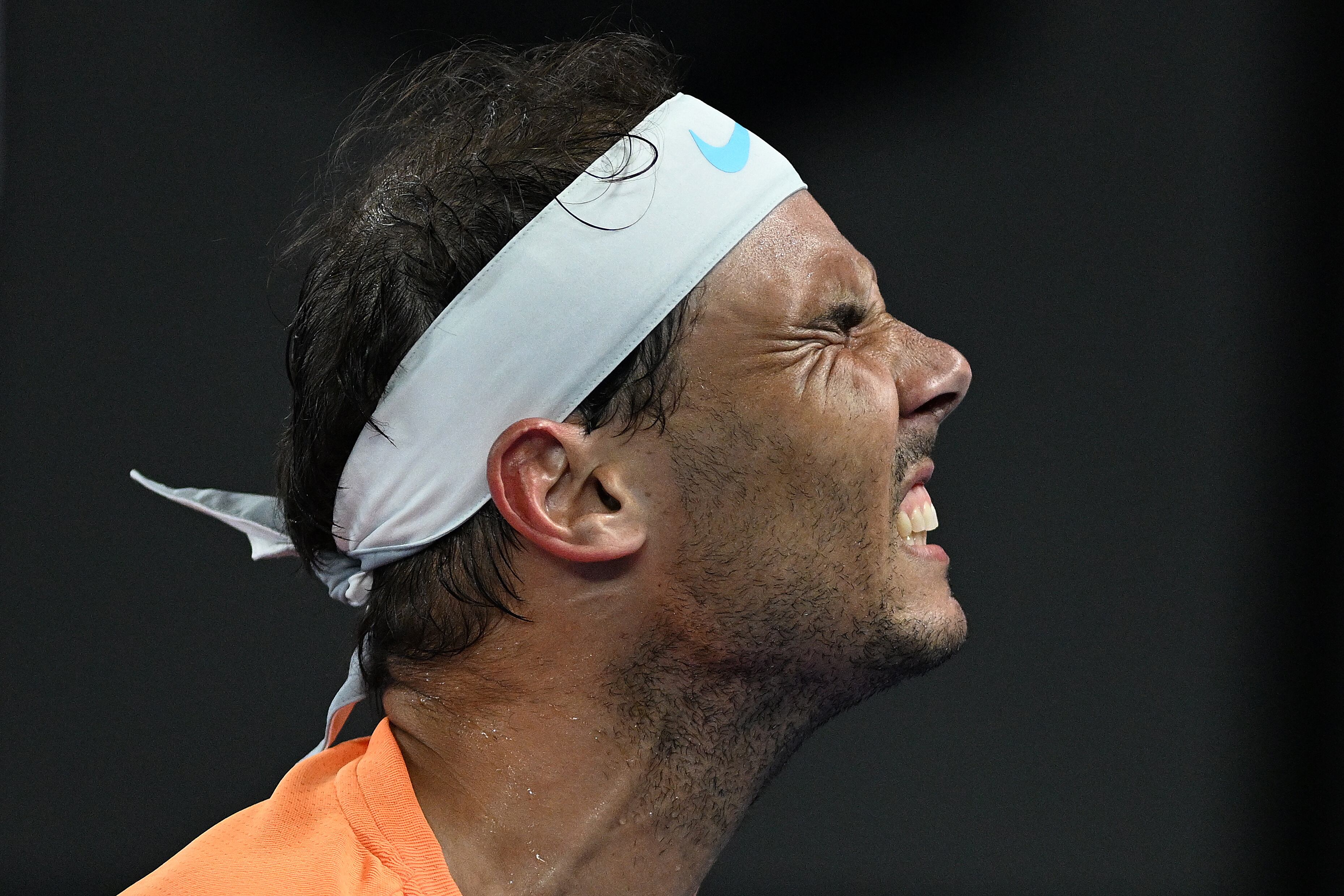 Melbourne (Australia), 18/01/2023.- Rafael Nadal of Spain grimaces during his match against Mackenzie McDonald of the USA during the 2023 Australian Open tennis tournament at Melbourne Park in Melbourne, Australia, 18 January 2023. (Tenis, Abierto, España, Estados Unidos) EFE/EPA/JAMES ROSS AUSTRALIA AND NEW ZEALAND OUT
