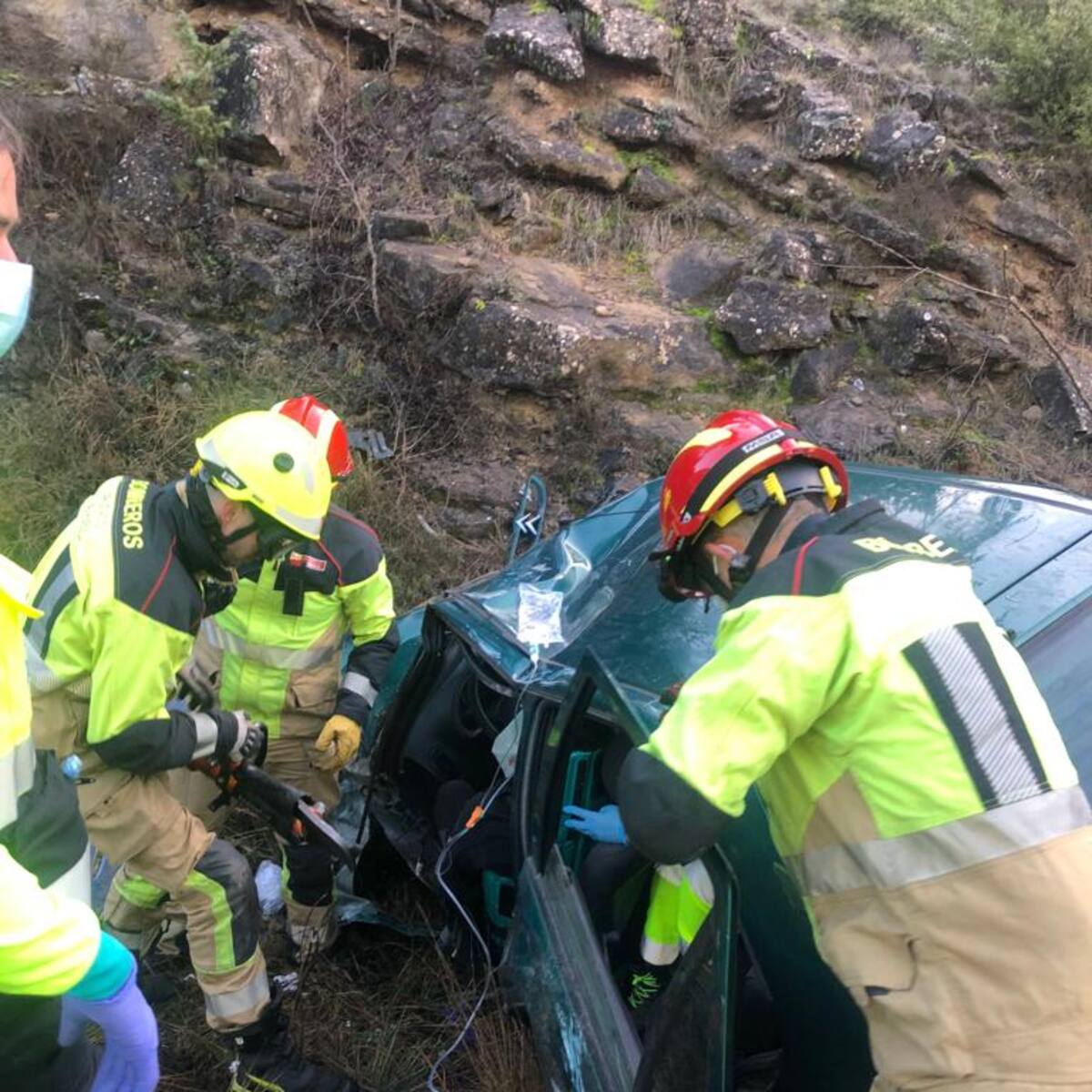 Los bomberos excarcelan a un hombre que había sufrido un accidente en la A-139