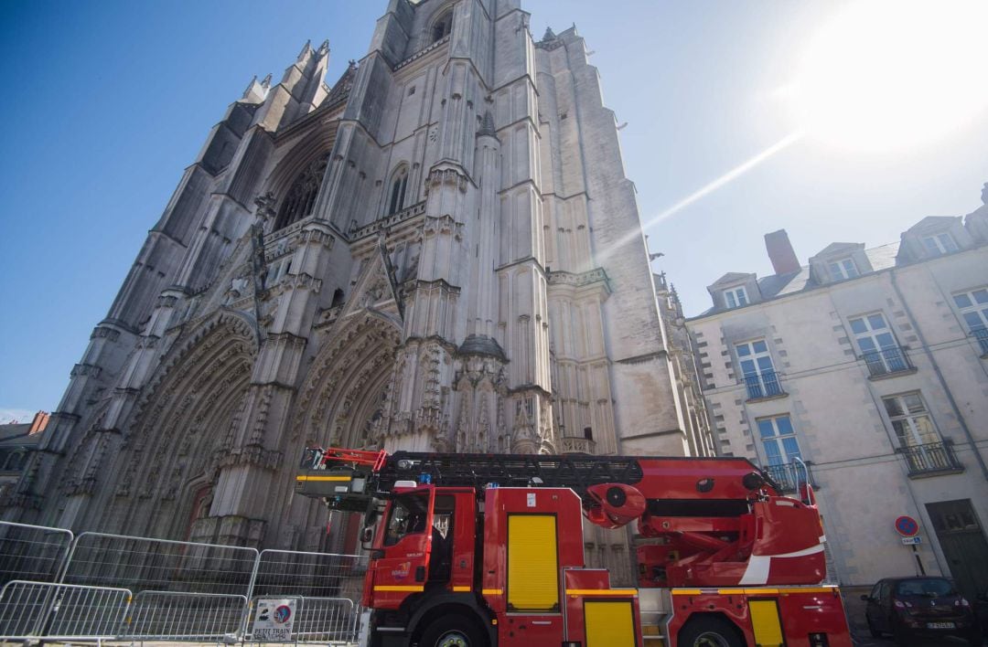 Bomberos en la catedral de Nantes después de su incendio.