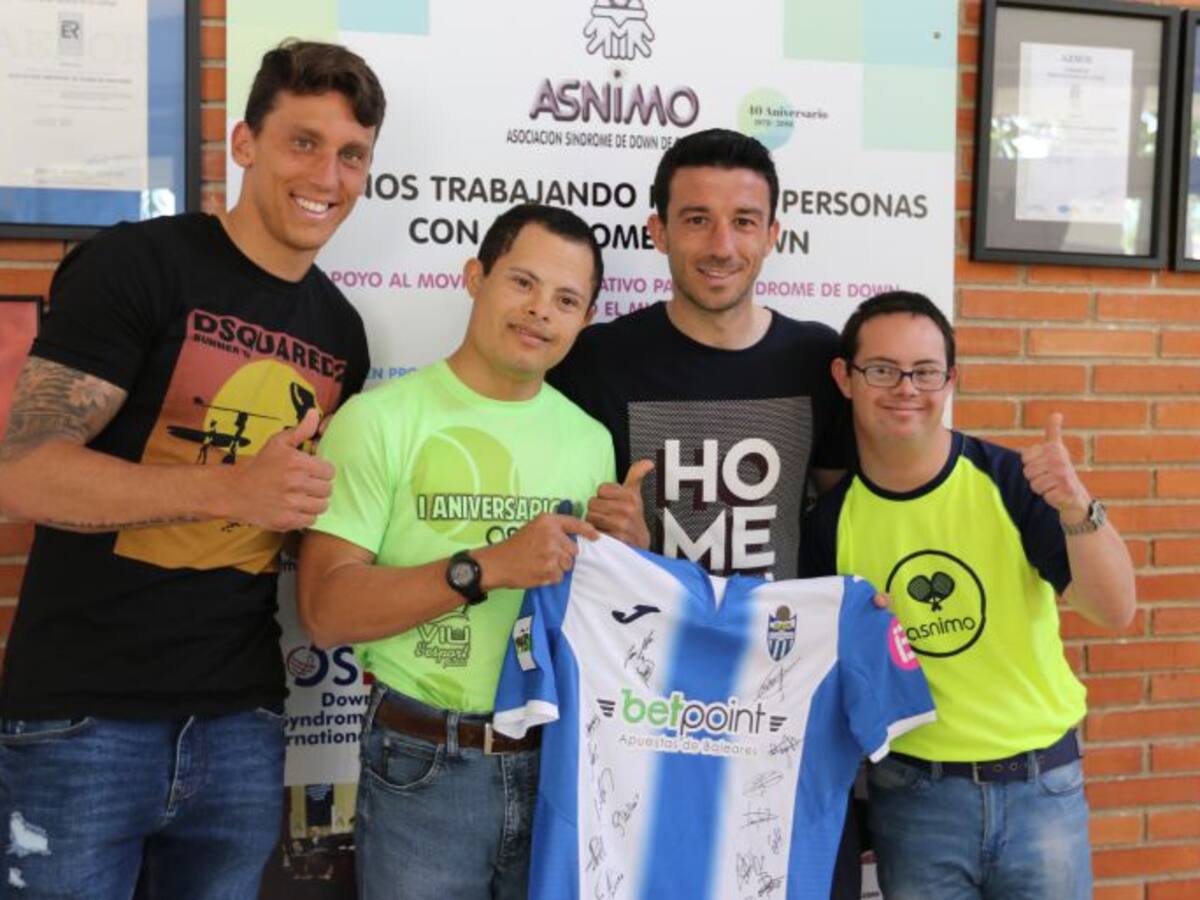 Hugo Díaz y Manu Farrando entregan a ASNIMO un donativo de 300 euros