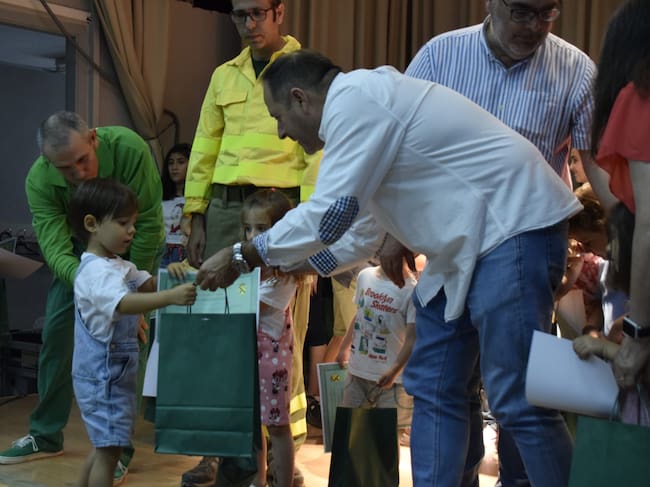 El representante del PP, Juan Ruiz, entrega uno de los premios