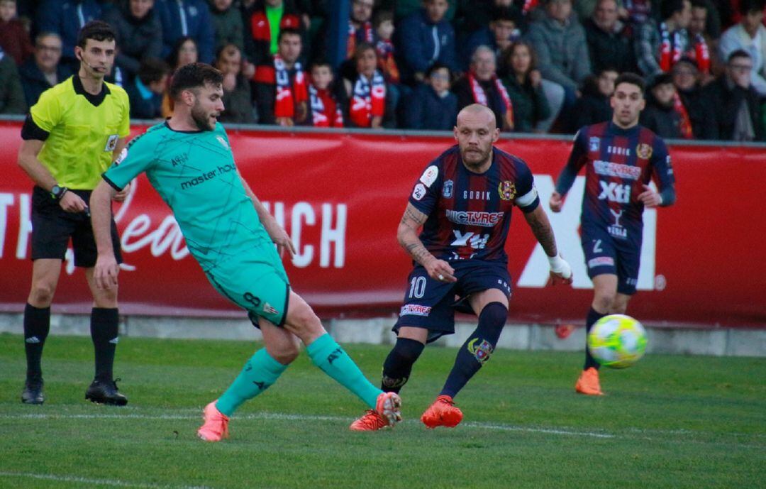 Vaquero intenta llegar al corte de balón