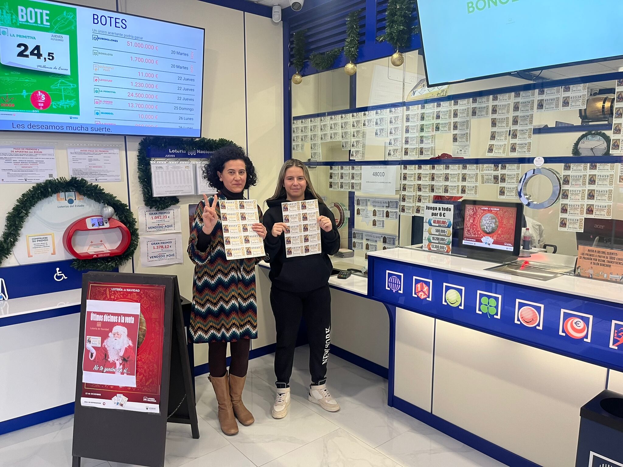 Ainhoa Iglesias (d) junto a su compañera Amparo, responsables de la administración de loterías 'La Barrica de Oro', de Peñafiel