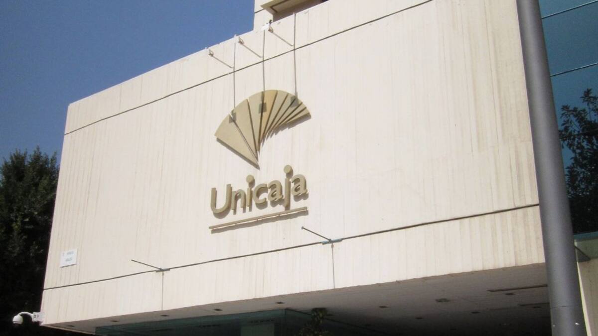 La Diputación busca soluciones a la exclusión financiera en el medio rural en una reunión con Unicaja