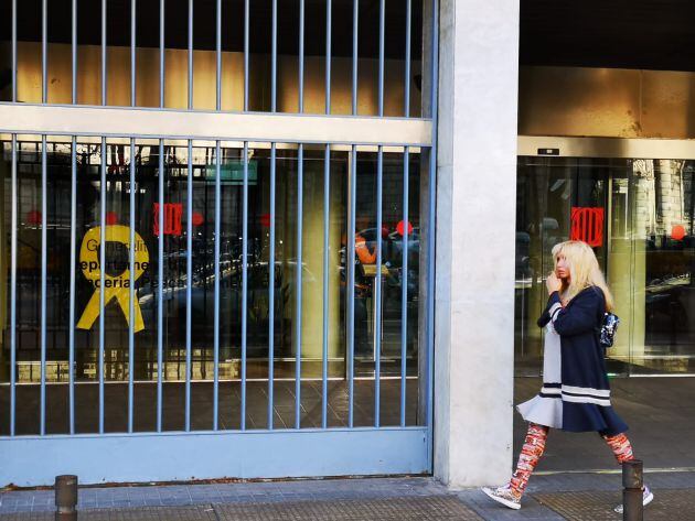 Un gran lazo amarillo en la puerta del Departament de Agricultura