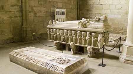 Sepulcro de doña Urraca en el Monasterio de Cañas