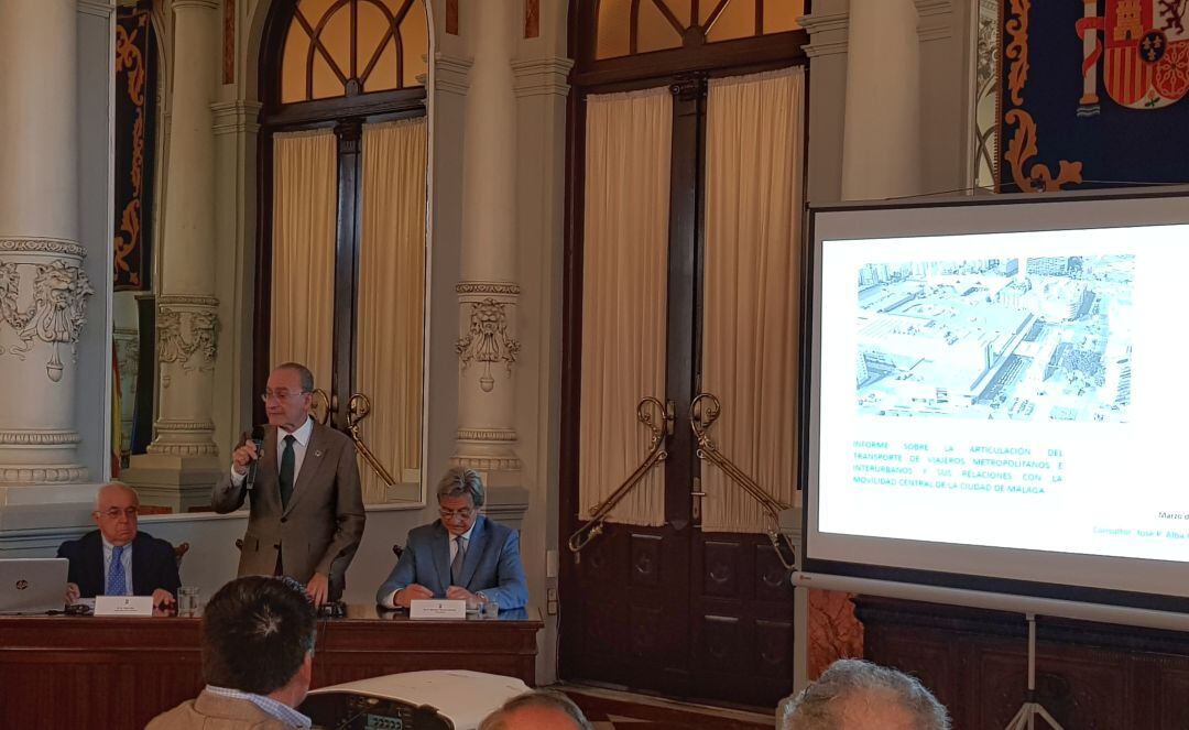 El alcalde, Francisco de la Torre, da la bienvenida en la presentación del informe esta mañana