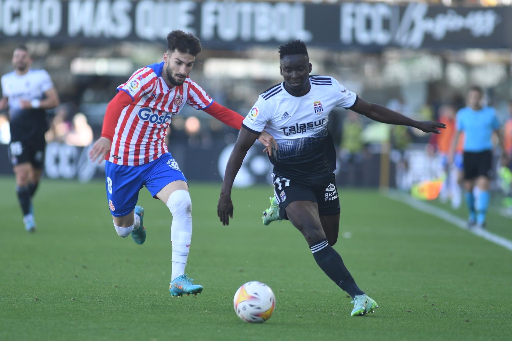 Dauda pelea un balón ante un jugador del Girona