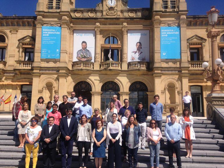 Representantes de los grupos municipales concentrados frente al Ayuntamiento donostiarra