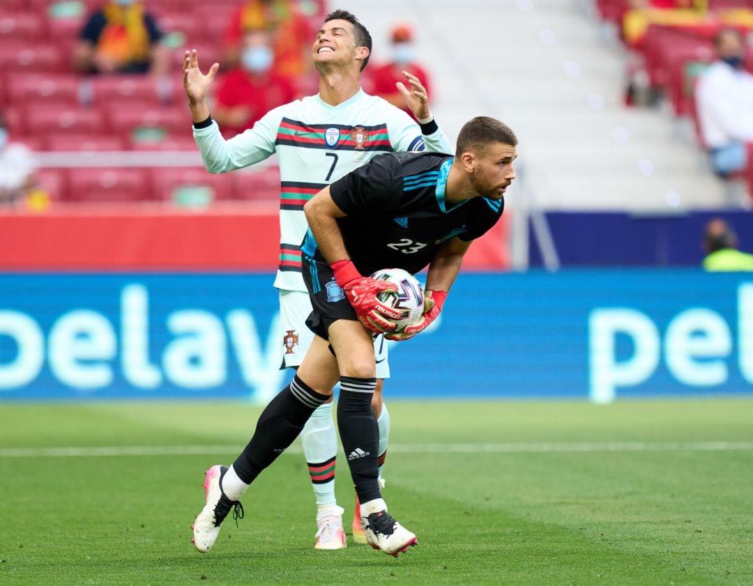 Unai Simón en el partido frente Portugal