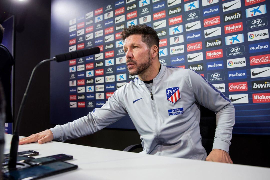 El técnico del Atlético de Madrid, Diego Pablo "Cholo" Simeone, durante la rueda de prensa tras el entrenamiento del equipo hoy en Majadahonda de cara al partido de la duodécima jornada Liga que disputan mañana sábado frente al Athletic de Bilbao.