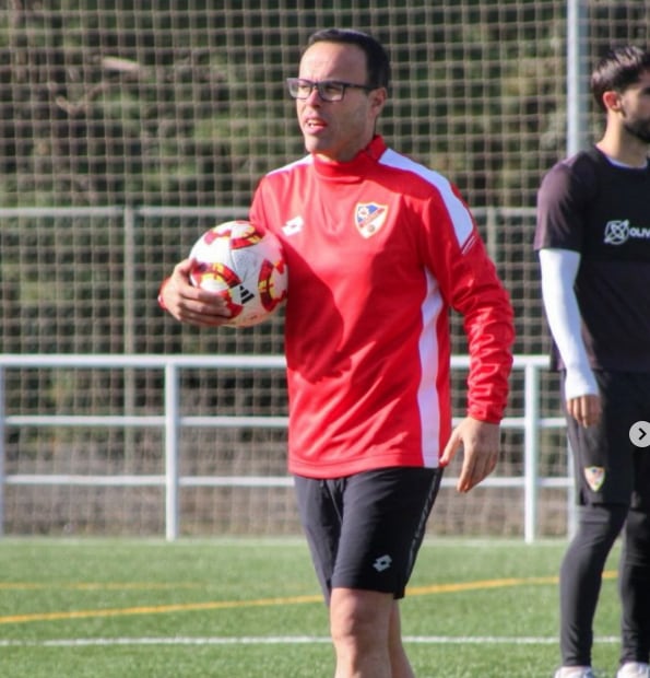 Miguel de la Fuente, dirigiendo un entrenamiento con el primer equipo azulillo.