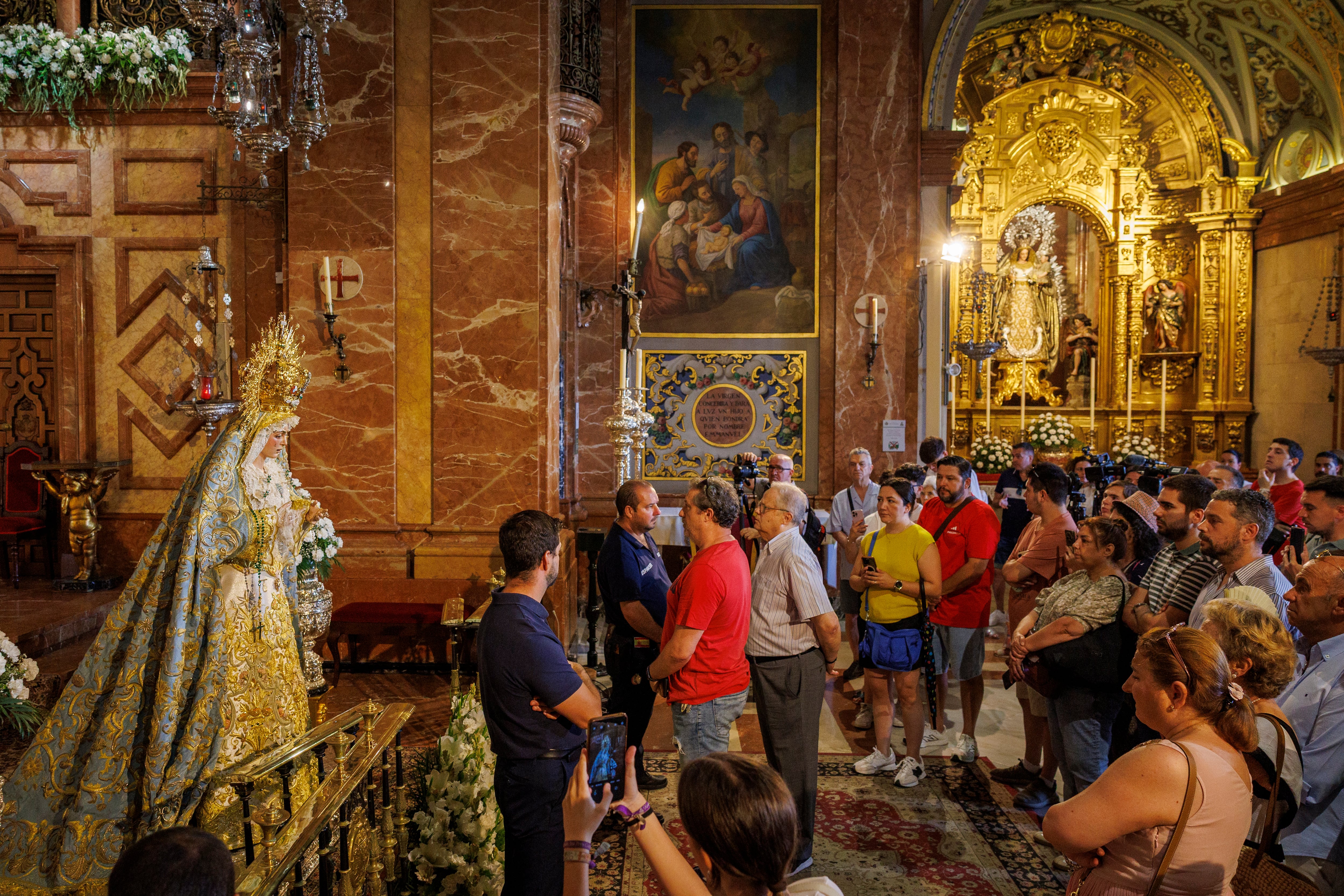  Fieles y curiosos ante la Virgen Macarena en su basílica este lunes en la capital andaluza. Los devotos de la Esperanza Macarena de Sevilla siguen divididos sobre el resultado de los trabajos de restauración que se han realizado a la imagen durante el fin de semana, que, aunque en principio parecían ceñidos a las pestañas colocadas a la imagen, al final creen que han ido más allá. EFE /Julio Muñoz