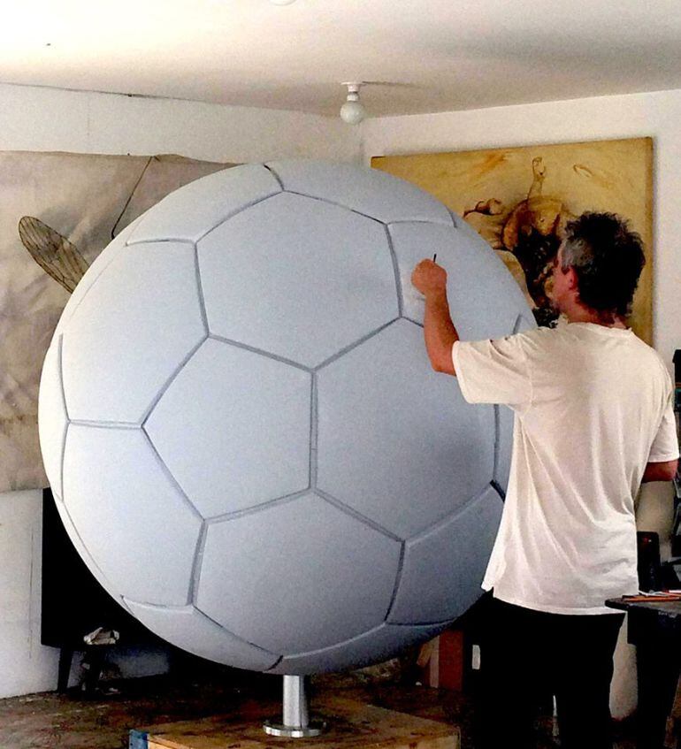 Luis Moro pintando el balón de España en el Mundial de Rusia