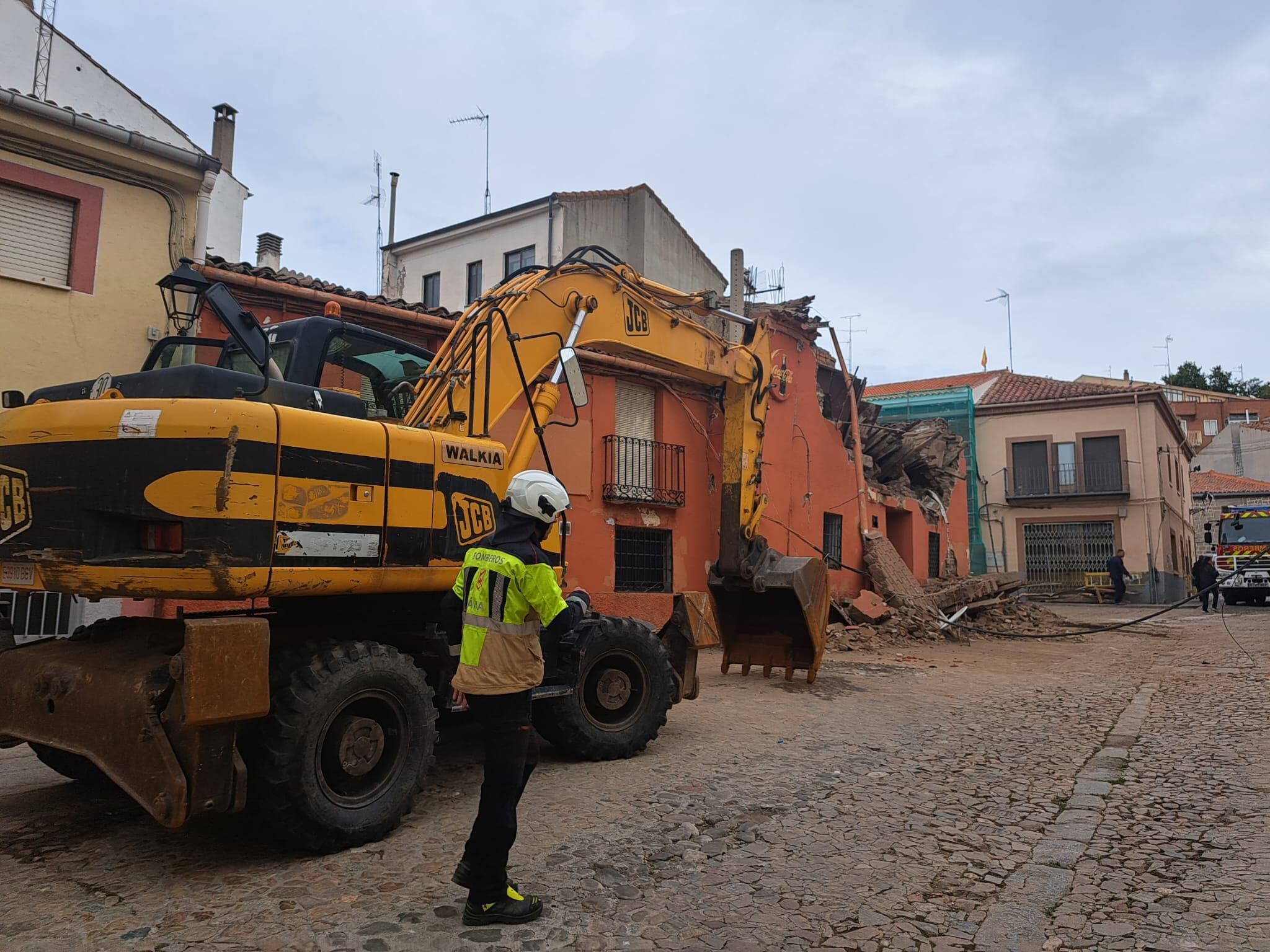 Un buldócer retirará los escombros pero no se terminará de derribar el edificio
