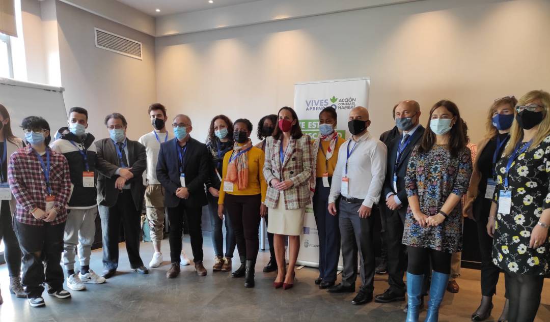 Eva María Masías, alcaldesa de Ciudad Real, Jose Luis Cabezas, director general de Empleo, junto a las participantes de la Escuela de Empleo que ha impulsado el IMPEFE y la fundación Acción contra el Hambre