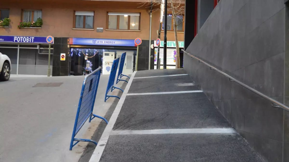 Obres de millora d&#039;accessibilitat al carrer Alzinaret a Andorra la Vella.