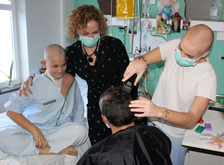 Niños ingresados en el Hospital General de Alicante rapan el pelo a tres agentes de la Guardia Civil