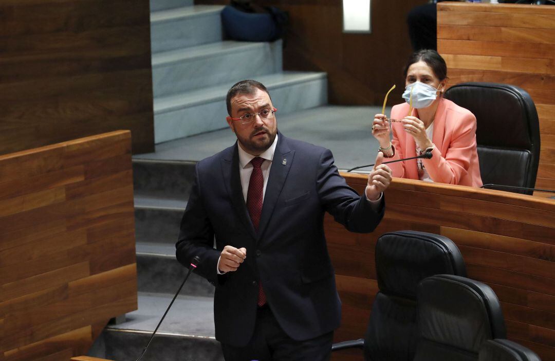 El presidente del Principado, Adrián Barbón, durante un pleno. 