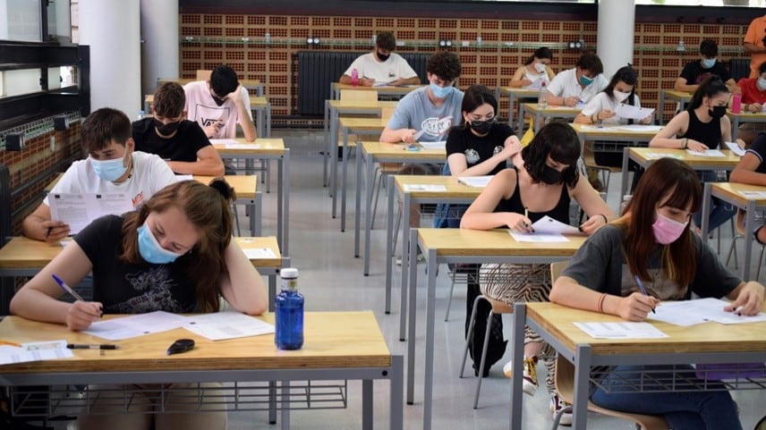 Estudiantes durante una de las pruebas de la EvAU en el campus de Albacete