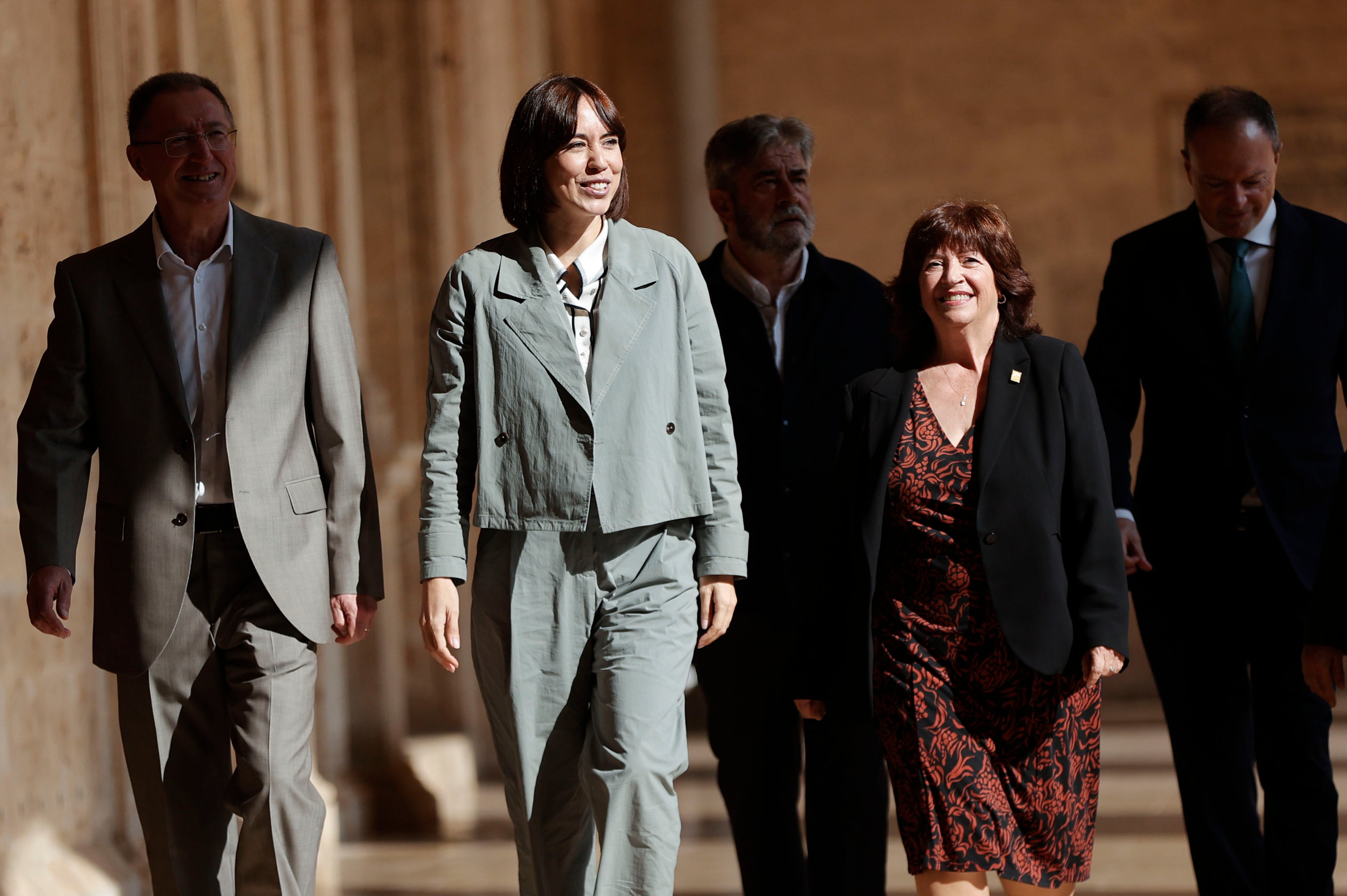 La ministra de Ciencia, Innovación y Universidades, Diana Morant, acompañada por la presidenta de la Academia Valenciana de la Lengua, Verònica Cantó Doménech (2d) a su llegada a la apertura del curso académico 2025-2026 de la La Acadèmia, este viernes.