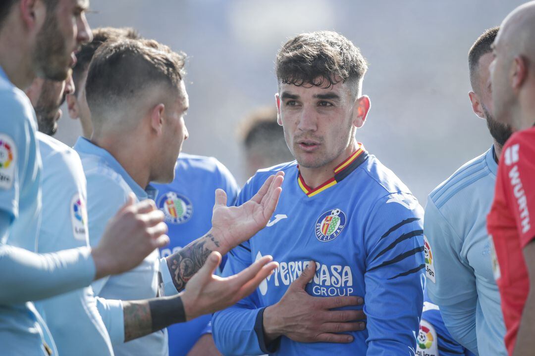 Arambarri conversa con varios jugadores del Celta durante el enfrentamiento en el Coliseum de la temporada pasada.