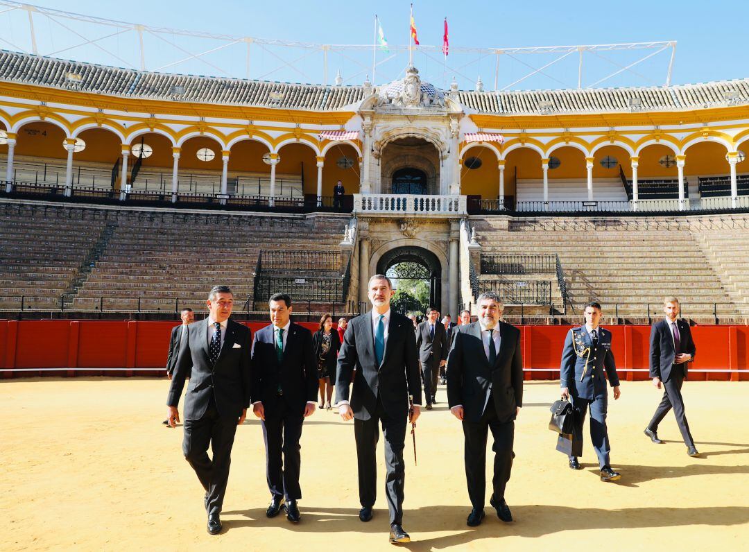 El rey Felipe VI llega al ruedo de la Real Maestranza para presidir el acto de entrega de sus Premios Taurinos y Universitarios