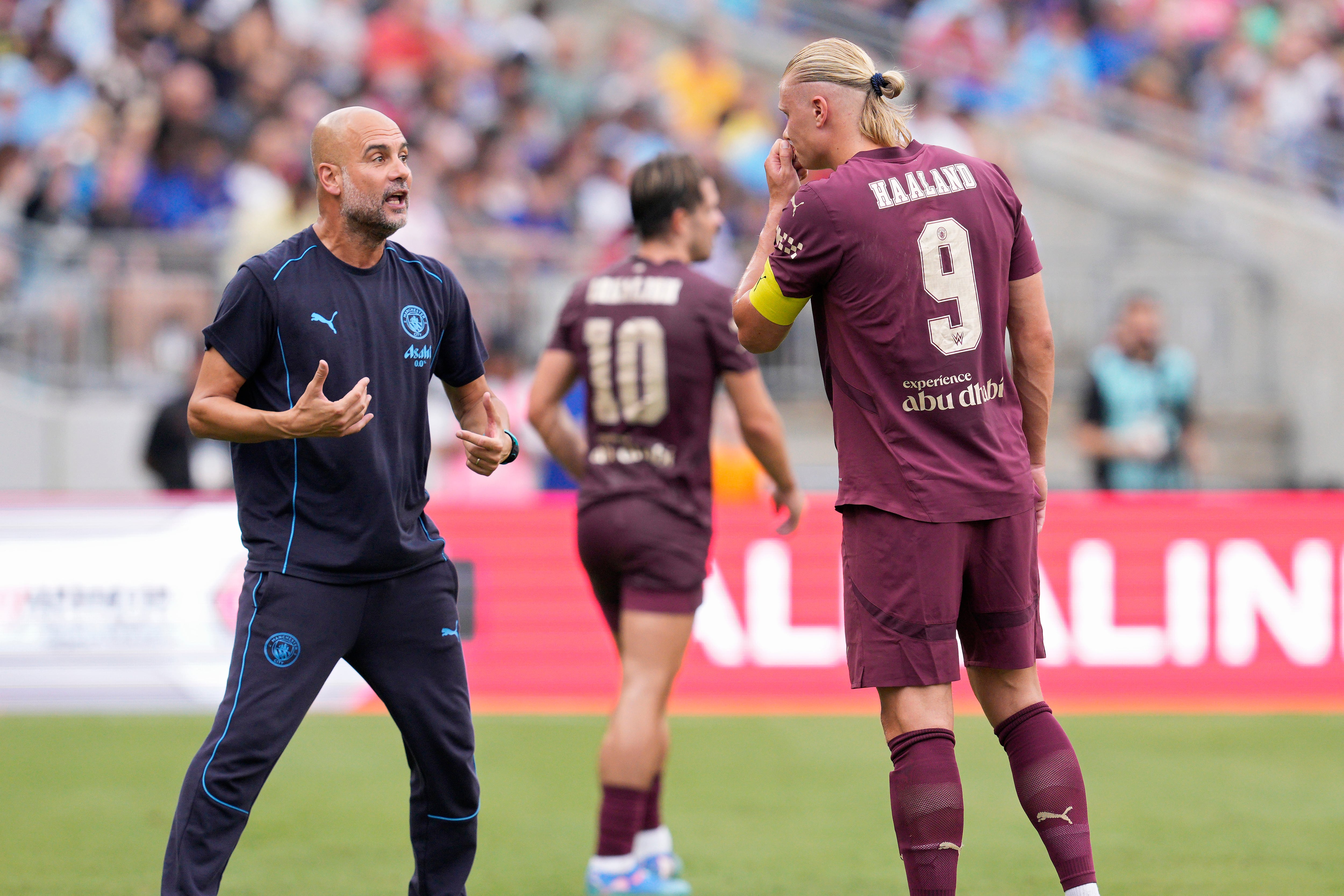 Pep Guardiola dando instrucciones a Erling Haaland