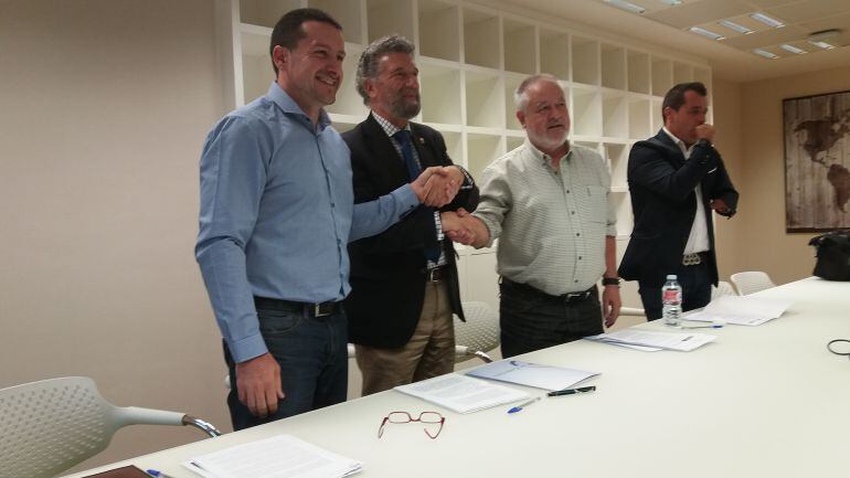 De izquierda a derecha, el secretario general de UGT, Javier Fernández Lanero, el presidente de la Federación Asturiana de Concejos, Ignacio García Palacios y el secretario general de Comisiones Obreras, Antonio Pino en la mañana de hoy en Oviedo.