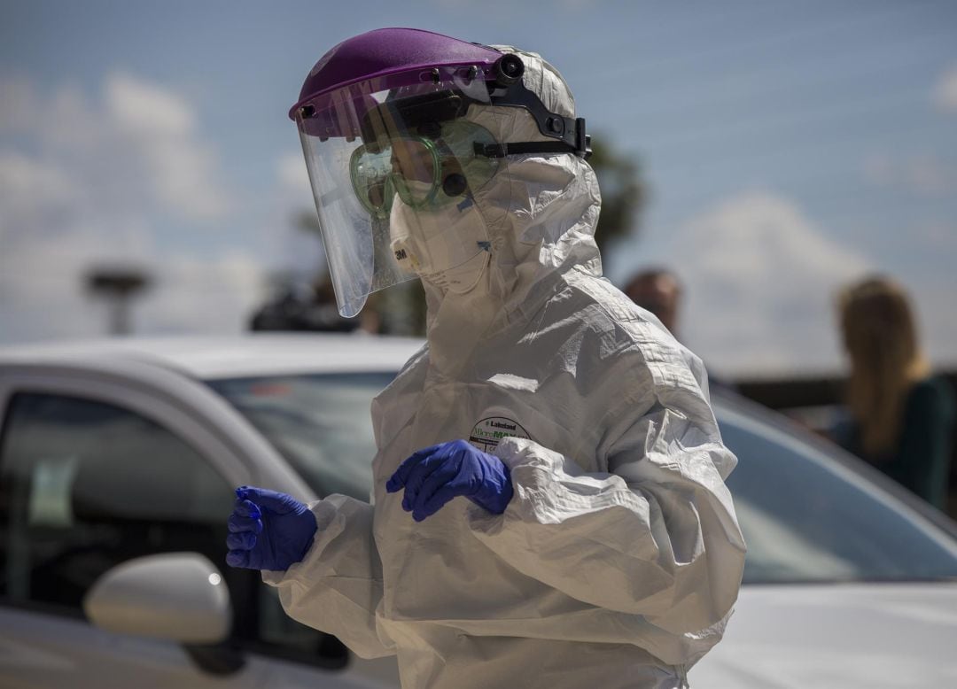 Un sanitario preparado para realizar pruebas PCR