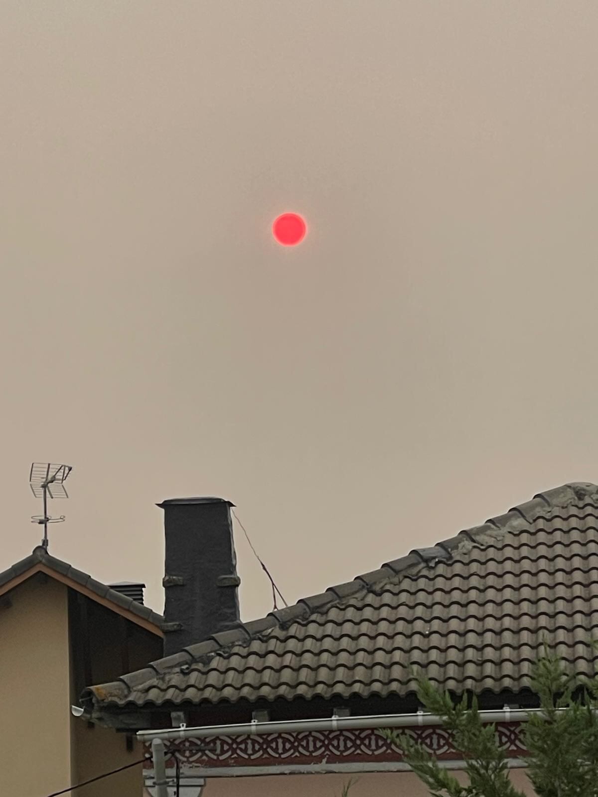 Así ha amanecido en Jaca con el sol tras la calima y el humo
