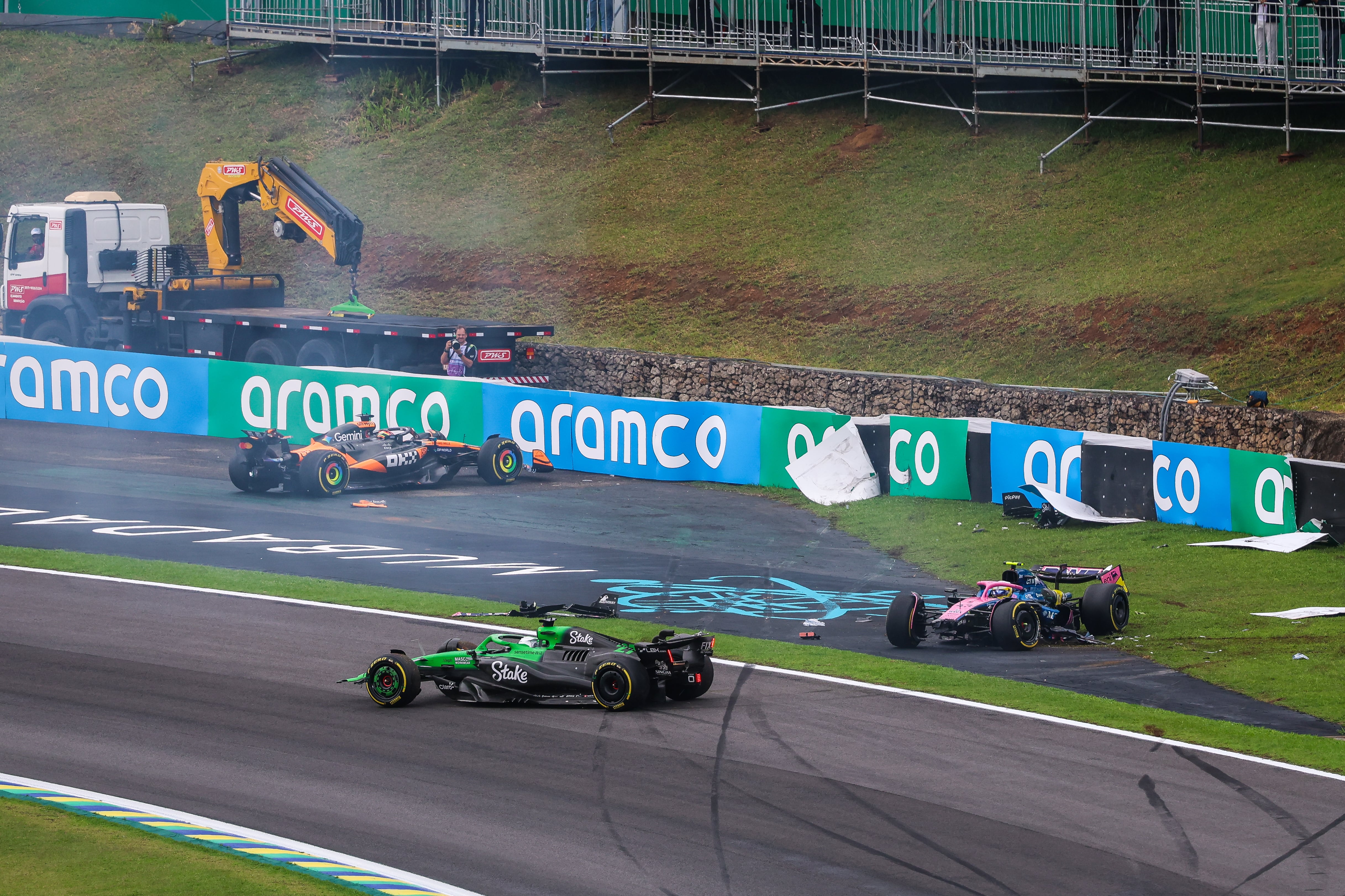 Los coches de Oscar Piastri, Nico Hulkenberg y Franco Colapinto, accidentados en el GP de Brasil