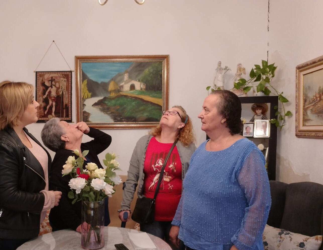 Una vecina de Lorca lleva un año esperando que la empresa semipública de agua le indemnice por humedades y hundimientos