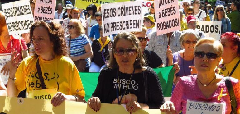 Manifestación de víctimas del robo de bebés en Madrid