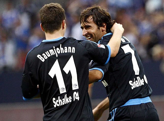 Raúl celebra su tanto con Baumjohann