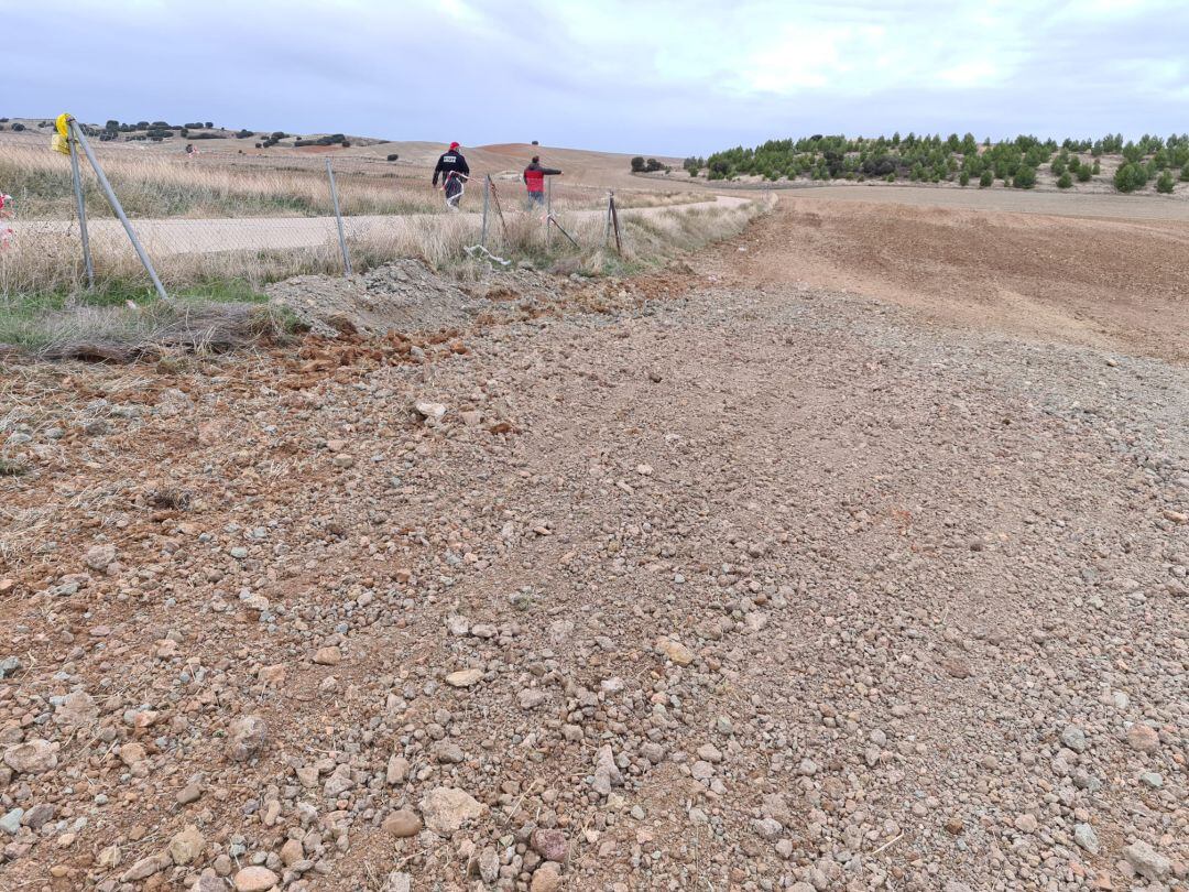 Tras los informes realizados en el terreno se ha tapado la dolina con tierra y se ha abierto el camino cercano al tráfico