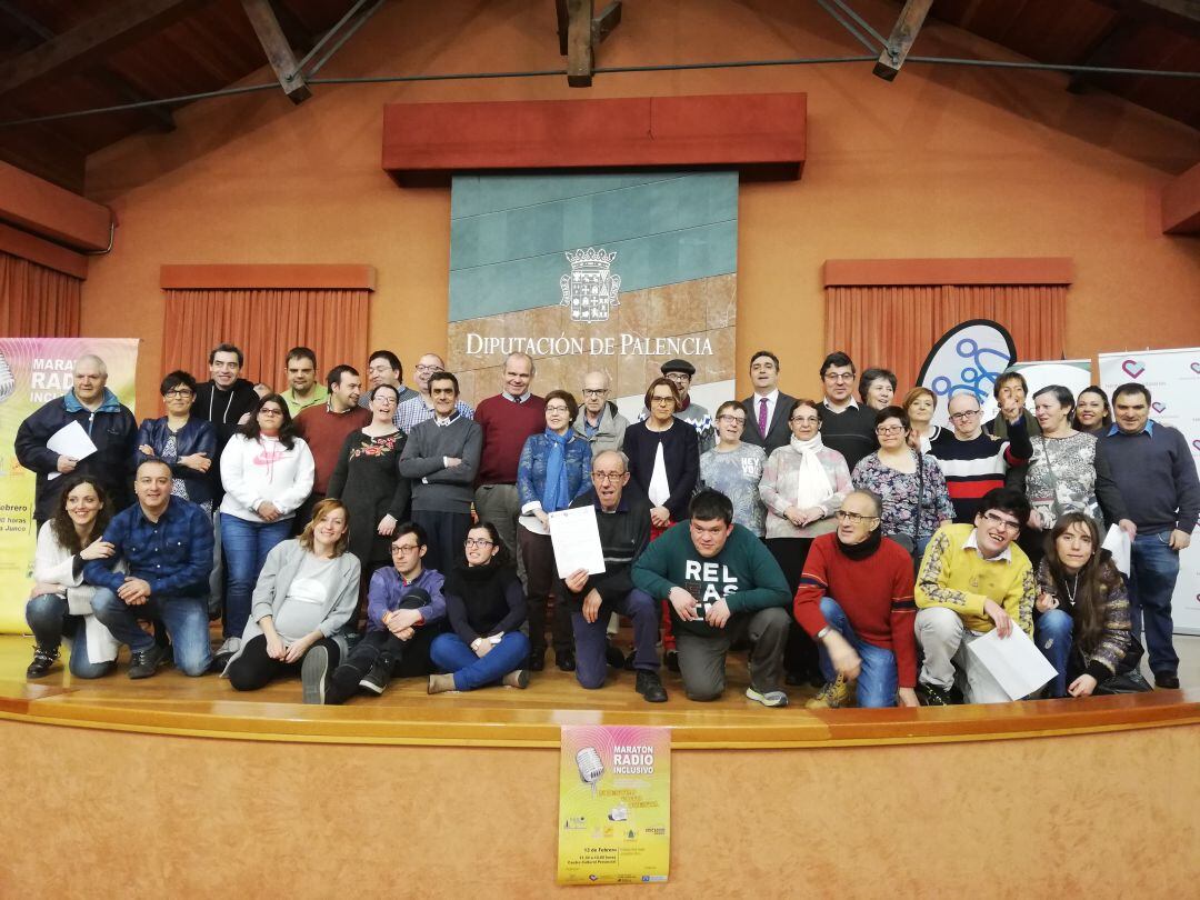 Foto grupal de los periodistas de las instituciones participantes en el Maratón de Radio Inclusiva de Palencia