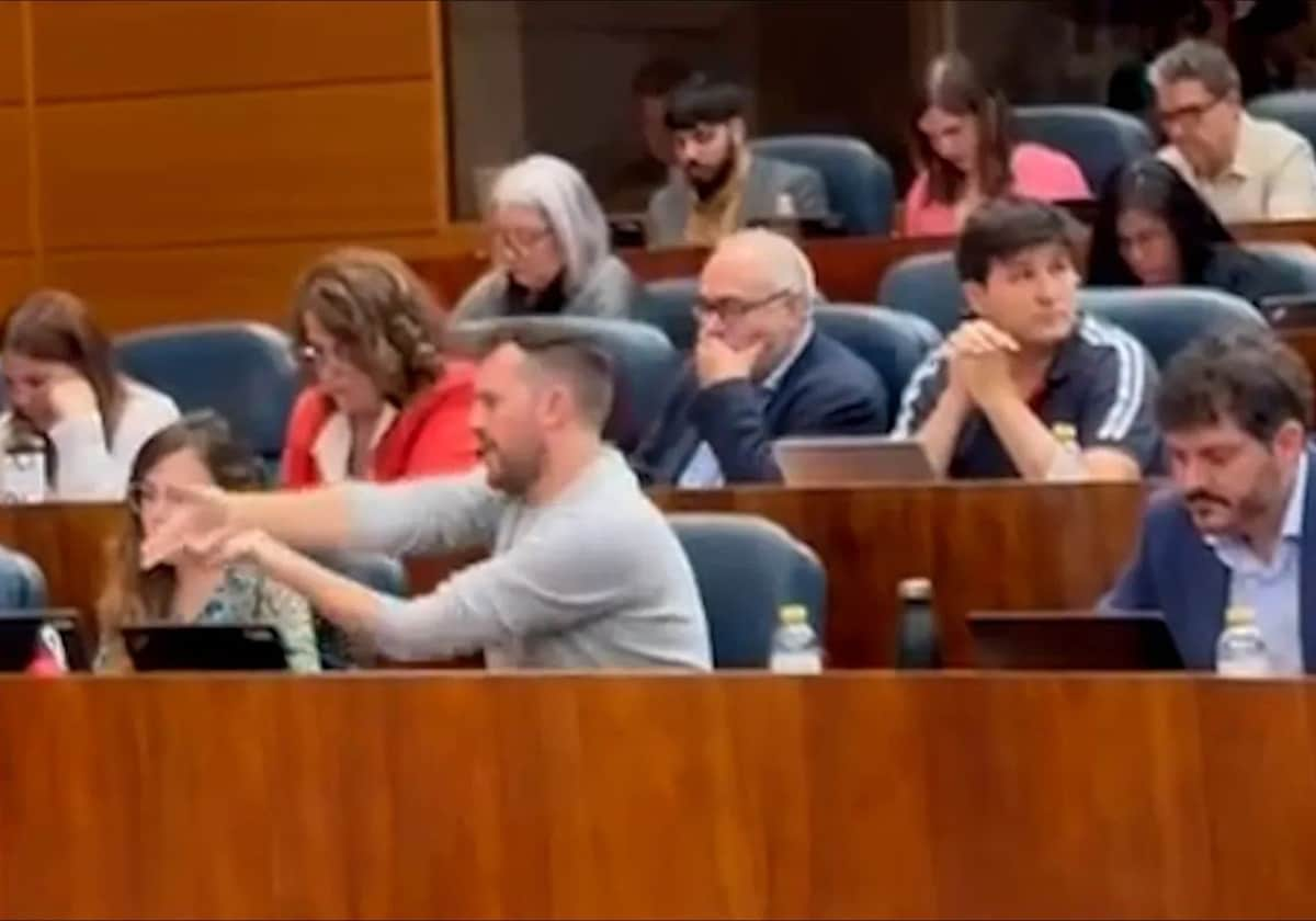 Pablo Padilla, de Más Madrid, simula una ejecución durante el Pleno del 23 de mayo