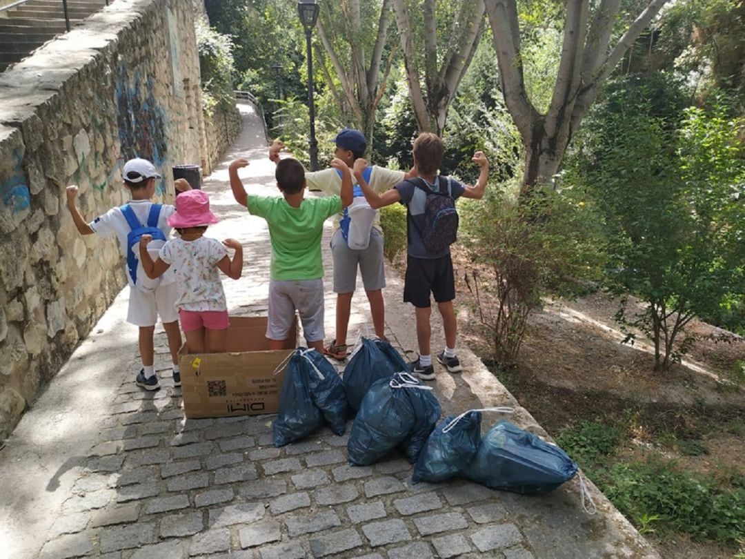 Pequeños pero fuertes niños ha trabajado en la limpieza del río Cerezuelo