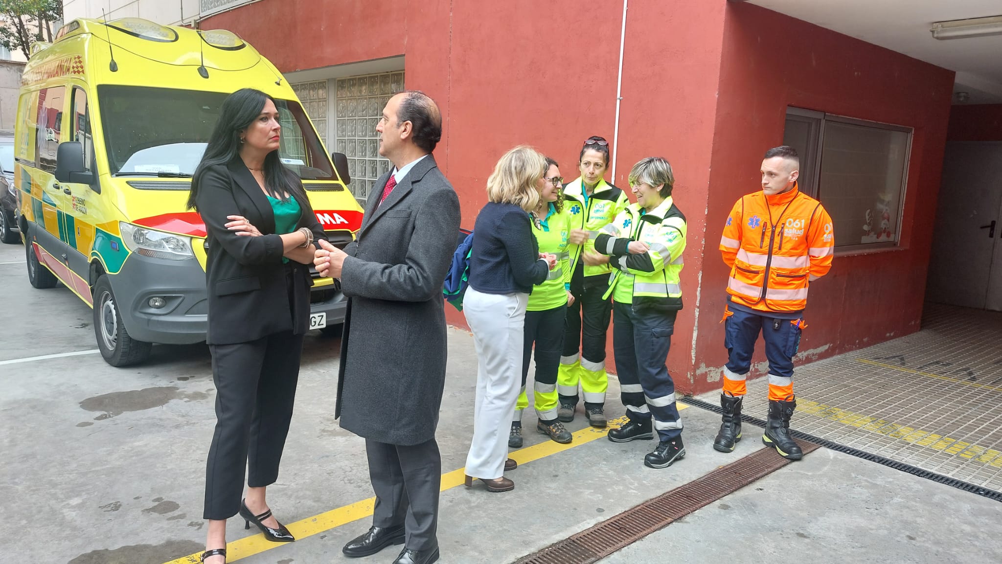 El consejero de Sanidad, José Luis Bancalero, y la alcaldesa de Huesca, Lorena Orduna, ante una UVI móvil