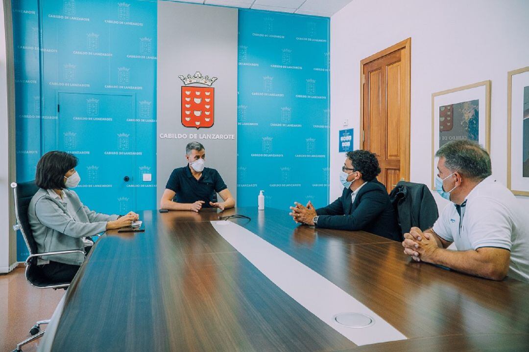 Reunión entre el consejero de Deportes del Cabildo de Lanzarote, Francisco Javier Aparicio, Mario Santos, Chairman of Ocean Racing Committee y José María García, presidente de la Federación Canaria de Piragüismo.