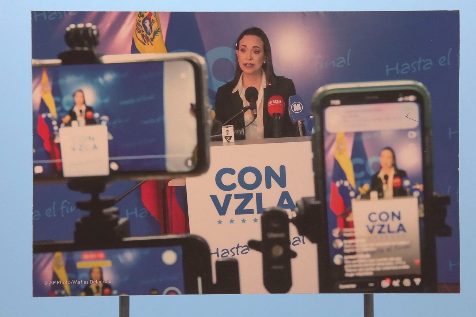 Vista de una fotografía en una exposición en Oslo, Noruega, que documenta el activismo político de la opositora venezolana María Corina Machado.