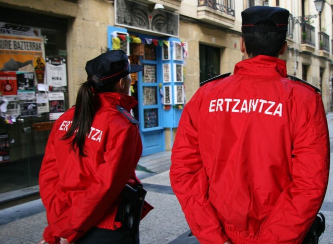 Agentes de la Ertzaintza de ronda por la Parte Vieja