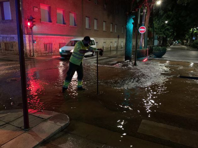 Operario de Guadalajara cortando el suministro