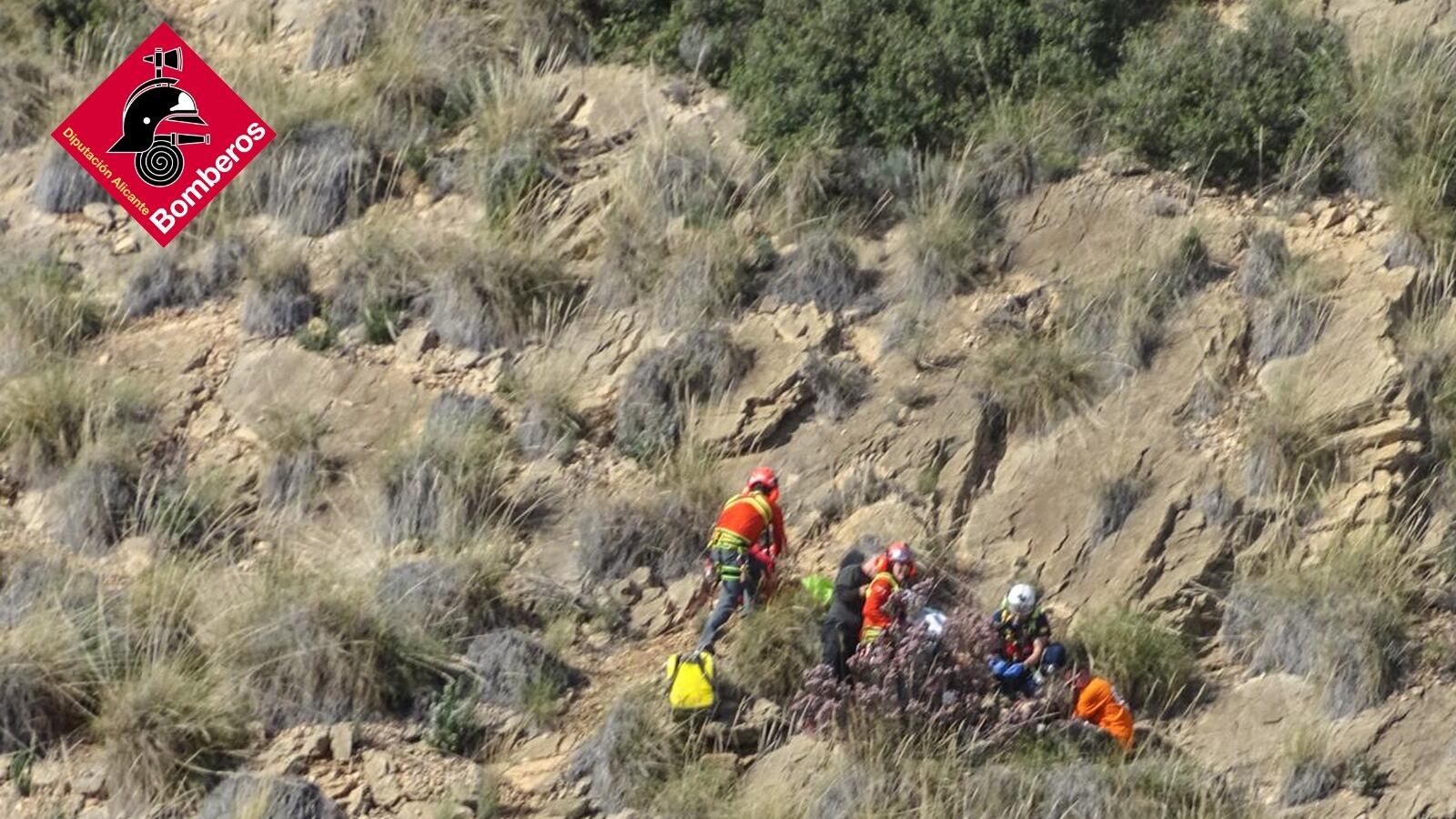 El equipo localizó al parapentista en una ladera de la montaña